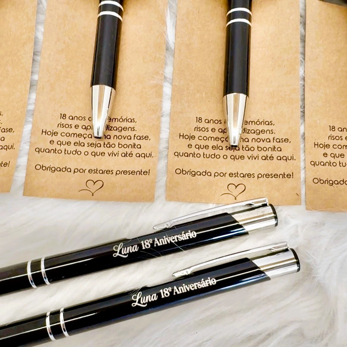 Lembrança de Aniversário com caneta em Alumínio Personalizada e suporte em Kraft (10 Unidades)